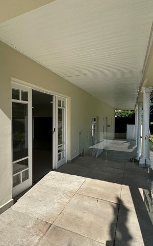 Casa à venda com 322m², 4 quartos e 4 vagas Casa à venda com 322m², 4 quartos e 4 vagasVaranda da Sala