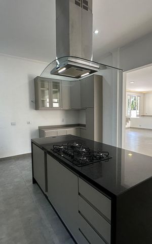Casa à venda com 322m², 4 quartos e 4 vagas Casa à venda com 322m², 4 quartos e 4 vagasCozinha