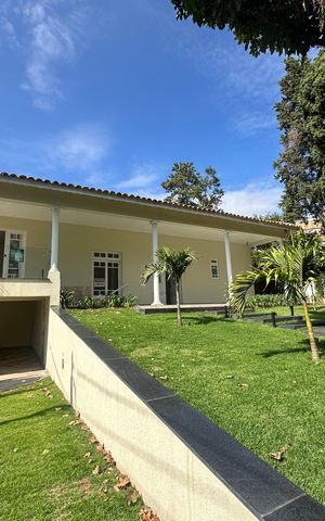 Casa à venda com 322m², 4 quartos e 4 vagas Casa à venda com 322m², 4 quartos e 4 vagasFachada