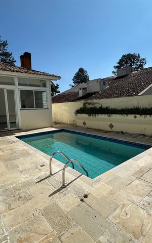 Casa à venda com 322m², 4 quartos e 4 vagas Casa à venda com 322m², 4 quartos e 4 vagasPiscina