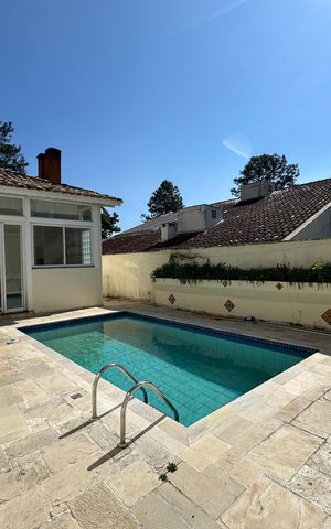 Casa à venda com 322m², 4 quartos e 4 vagas Casa à venda com 322m², 4 quartos e 4 vagasPiscina