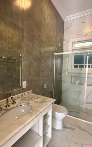 Casa à venda com 322m², 4 quartos e 4 vagas Casa à venda com 322m², 4 quartos e 4 vagasBanheiro Social