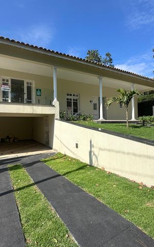 Casa à venda com 322m², 4 quartos e 4 vagas Casa à venda com 322m², 4 quartos e 4 vagasFachada