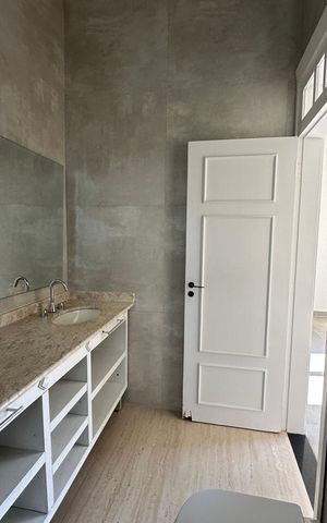 Casa à venda com 322m², 4 quartos e 4 vagas Casa à venda com 322m², 4 quartos e 4 vagasBanheiro da Suíte 2