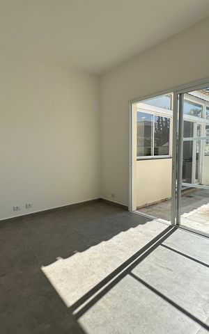 Casa à venda com 322m², 4 quartos e 4 vagas Casa à venda com 322m², 4 quartos e 4 vagasSala de TV