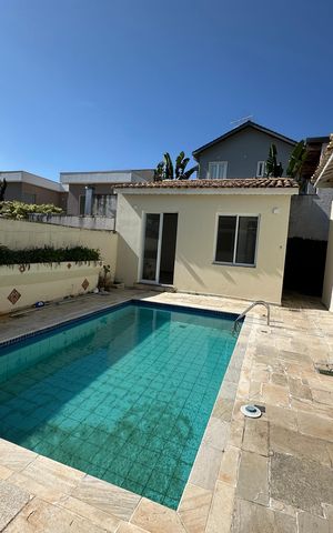 Casa à venda com 322m², 4 quartos e 4 vagas Casa à venda com 322m², 4 quartos e 4 vagasPiscina