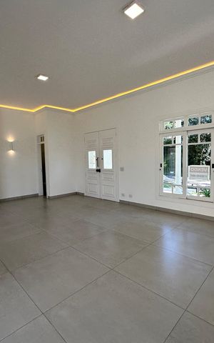 Casa à venda com 322m², 4 quartos e 4 vagas Casa à venda com 322m², 4 quartos e 4 vagasSala