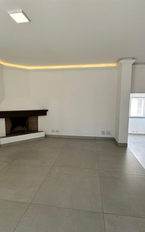 Casa à venda com 322m², 4 quartos e 4 vagas Casa à venda com 322m², 4 quartos e 4 vagasSala