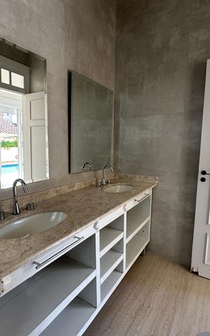 Casa à venda com 322m², 4 quartos e 4 vagas Casa à venda com 322m², 4 quartos e 4 vagasBanheiro da Suíte 2