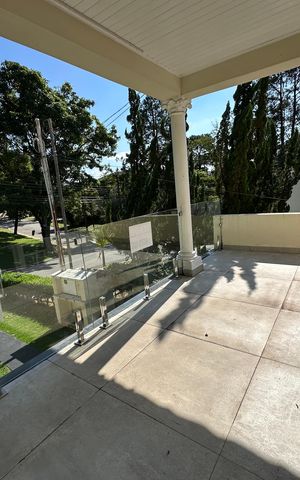 Casa à venda com 322m², 4 quartos e 4 vagas Casa à venda com 322m², 4 quartos e 4 vagasVaranda da Sala