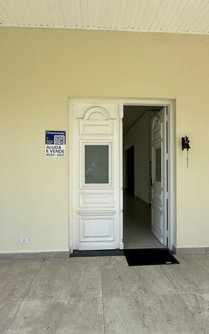 Casa à venda com 322m², 4 quartos e 4 vagas Casa à venda com 322m², 4 quartos e 4 vagasFachada