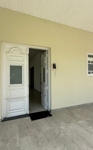 Casa à venda com 322m², 4 quartos e 4 vagas Casa à venda com 322m², 4 quartos e 4 vagasFachada