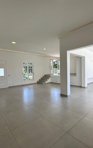 Casa à venda com 322m², 4 quartos e 4 vagas Casa à venda com 322m², 4 quartos e 4 vagasSala