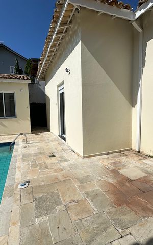 Casa à venda com 322m², 4 quartos e 4 vagas Casa à venda com 322m², 4 quartos e 4 vagasPiscina