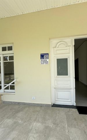 Casa à venda com 322m², 4 quartos e 4 vagas Casa à venda com 322m², 4 quartos e 4 vagasFachada