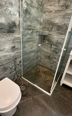 Casa à venda com 322m², 4 quartos e 4 vagas Casa à venda com 322m², 4 quartos e 4 vagasBanheiro da Suíte 1