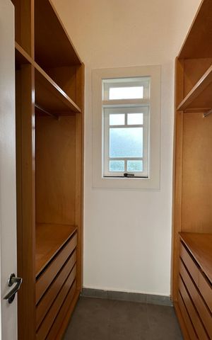 Casa à venda com 322m², 4 quartos e 4 vagas Casa à venda com 322m², 4 quartos e 4 vagasCloset da suíte 2
