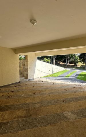 Casa à venda com 322m², 4 quartos e 4 vagas Casa à venda com 322m², 4 quartos e 4 vagasGaragem