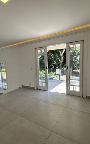 Casa à venda com 322m², 4 quartos e 4 vagas Casa à venda com 322m², 4 quartos e 4 vagasSala