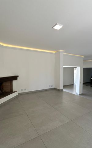 Casa à venda com 322m², 4 quartos e 4 vagas Casa à venda com 322m², 4 quartos e 4 vagasSala