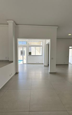 Casa à venda com 322m², 4 quartos e 4 vagas Casa à venda com 322m², 4 quartos e 4 vagasSala