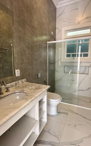 Casa à venda com 322m², 4 quartos e 4 vagas Casa à venda com 322m², 4 quartos e 4 vagasBanheiro Social