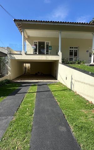 Casa à venda com 322m², 4 quartos e 4 vagas Casa à venda com 322m², 4 quartos e 4 vagasFachada