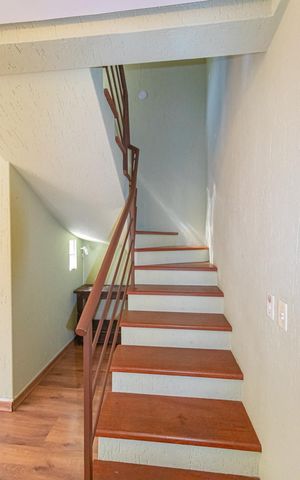 Casa de condomínio para alugar com 117m², 3 quartos e 2 vagas Casa de condomínio para alugar com 117m², 3 quartos e 2 vagasEscada