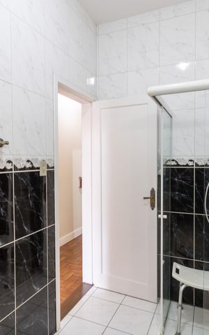 Casa à venda com 300m², 6 quartos e 6 vagas Casa à venda com 300m², 6 quartos e 6 vagasBanheiro 1