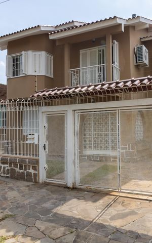 Casa à venda com 300m², 6 quartos e 6 vagas Casa à venda com 300m², 6 quartos e 6 vagasFachada