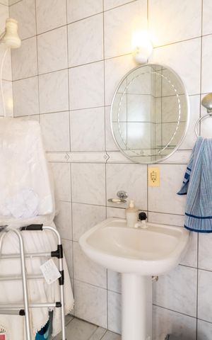 Casa à venda com 300m², 6 quartos e 6 vagas Casa à venda com 300m², 6 quartos e 6 vagasBanheiro de serviço