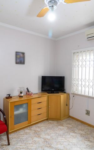 Casa à venda com 300m², 6 quartos e 6 vagas Casa à venda com 300m², 6 quartos e 6 vagasQuarto 2