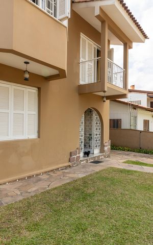 Casa à venda com 300m², 6 quartos e 6 vagas Casa à venda com 300m², 6 quartos e 6 vagasFachada
