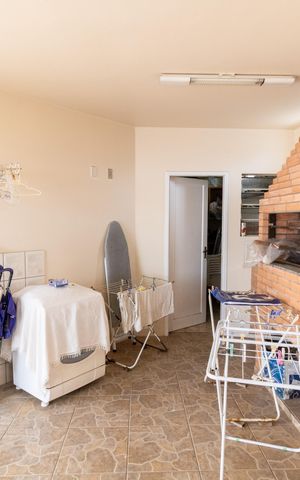 Casa à venda com 300m², 6 quartos e 6 vagas Casa à venda com 300m², 6 quartos e 6 vagasÁrea de Serviço