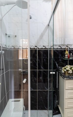 Casa à venda com 300m², 6 quartos e 6 vagas Casa à venda com 300m², 6 quartos e 6 vagasBanheiro 1