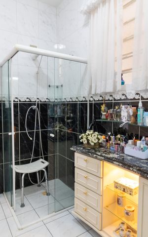 Casa à venda com 300m², 6 quartos e 6 vagas Casa à venda com 300m², 6 quartos e 6 vagasBanheiro 1