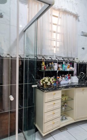 Casa à venda com 300m², 6 quartos e 6 vagas Casa à venda com 300m², 6 quartos e 6 vagasBanheiro 1