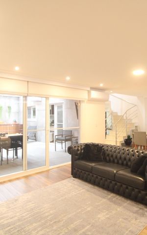 Casa de condomínio à venda com 215m², 4 quartos e 4 vagasSala