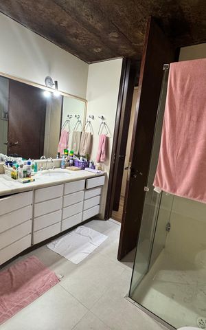 Casa à venda com 875m², 4 quartos e 4 vagas Casa à venda com 875m², 4 quartos e 4 vagasBanheiro Suite amaricana