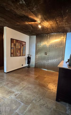 Casa à venda com 875m², 4 quartos e 4 vagas Casa à venda com 875m², 4 quartos e 4 vagasPorta de entrada