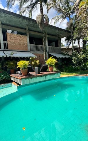 Casa à venda com 875m², 4 quartos e 4 vagas Casa à venda com 875m², 4 quartos e 4 vagasPiscina