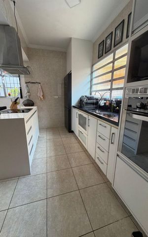 Casa à venda com 200m², 3 quartos e 3 vagas Casa à venda com 200m², 3 quartos e 3 vagasCozinha