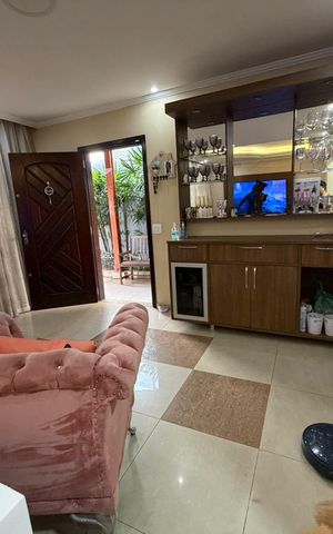 Casa à venda com 200m², 3 quartos e 3 vagas Casa à venda com 200m², 3 quartos e 3 vagasSala