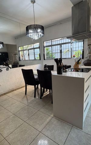 Casa à venda com 200m², 3 quartos e 3 vagas Casa à venda com 200m², 3 quartos e 3 vagasCozinha