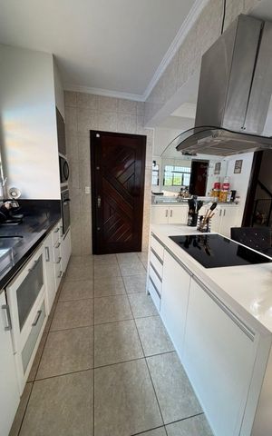Casa à venda com 200m², 3 quartos e 3 vagas Casa à venda com 200m², 3 quartos e 3 vagasCozinha