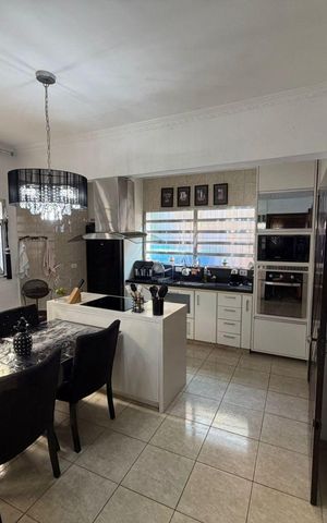 Casa à venda com 200m², 3 quartos e 3 vagas Casa à venda com 200m², 3 quartos e 3 vagasCozinha