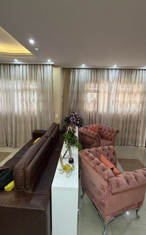 Casa à venda com 200m², 3 quartos e 3 vagas Casa à venda com 200m², 3 quartos e 3 vagasSala