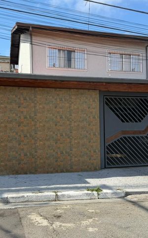 Casa à venda com 200m², 3 quartos e 3 vagas Casa à venda com 200m², 3 quartos e 3 vagasFachada