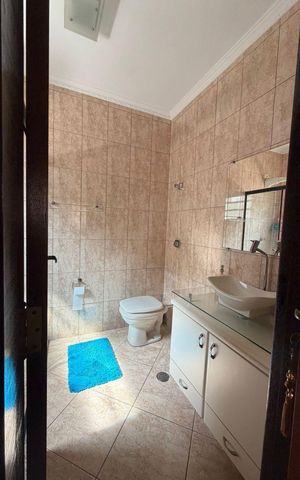 Casa à venda com 200m², 3 quartos e 3 vagas Casa à venda com 200m², 3 quartos e 3 vagasBanheiro