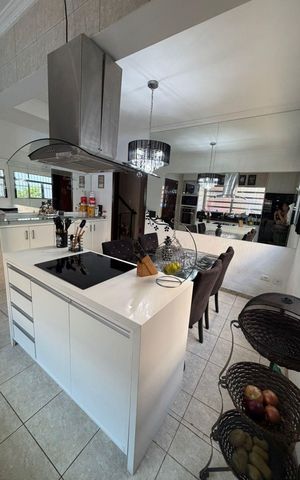 Casa à venda com 200m², 3 quartos e 3 vagas Casa à venda com 200m², 3 quartos e 3 vagasCozinha